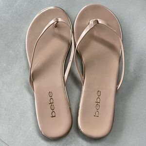 BEBE flip flops patent leather beige nude with gold SIZE 7 slip on beach pool